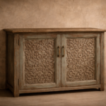 Armoire en bois patiné vintage