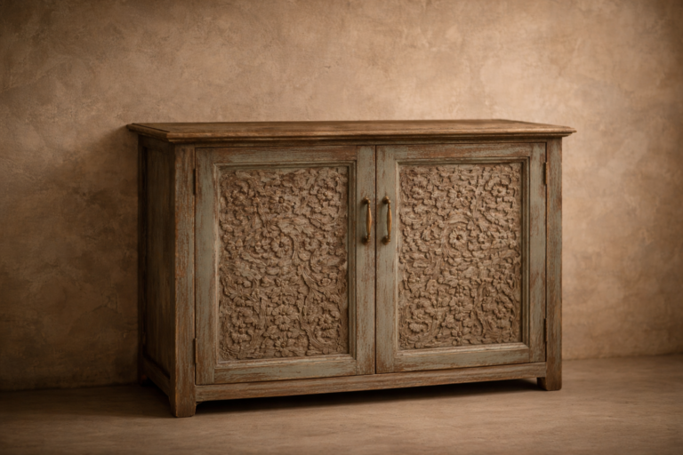 Armoire en bois patiné vintage
